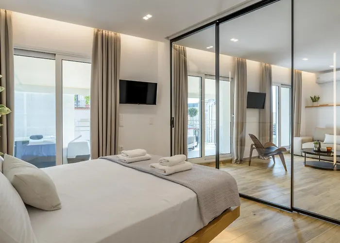 Central Sunny Loft With Plunge Pool